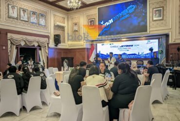 Peserta Luar Kota Antusias Ikuti Event Emba Jet Bus Run 2026 Kota Malang, blok-a.com – Antusiasme peserta luar daerah mewarnai pelaksanaan Emba Jetbus Run Malang 2026. Event lari yang digelar untuk kedua kalinya ini tercatat diikuti 3.600 pelari, dengan lebih dari separuh peserta berasal dari luar Kota Malang, menjadikannya salah satu ajang lari awal tahun paling diminati secara nasional. Salah satu peserta asal Jakarta, Surya Agung Wibowo saat ditemui pada acara Gala Dinner Jetbus Run 2026, mengatakan event ini memiliki daya tarik tersendiri bagi para pelari dari berbagai daerah. “Kalau saya lihat semakin seru dan semakin baik. Pesertanya bertambah, kemasannya juga makin rapi. Saya pribadi berharap event ini jadi agenda rutin tahunan, semacam opening race untuk pelari 5K dan 10K di awal tahun,” ujar Surya Agung Sabtu (17/1/2026). Menurutnya, Emba Jet Bus Run telah membangun identitas kuat sebagai ajang pembuka musim lomba lari nasional. Ia mengaku ketika event lari digelar di Jawa Timur, peserta seperti dirinya sudah menebak pasti akan diadakan di Kota Malang. “Jadi identiknya, kalau mau ikut 10K pertama di awal tahun, ya Malang. Itu daya tarik tersendiri. Bahkan dari Jakarta saja, sudah banyak yang tahu event Malang 10K ini,” katanya. Surya menambahkan, gaung event ini juga dirasakan di kalangan atlet dan komunitas atletik nasional, termasuk sebagai ajang talent scouting. “Ini bukan sekadar lomba, tapi juga bisa jadi tempat melihat potensi atlet-atlet daerah. Dari pusat kami bisa memantau, oh di daerah ada bibit-bibit bagus,” jelasnya. Sementara itu, Ketua Panitia Emba Jet Bus Run 2026, Sinaryo, memastikan seluruh persiapan acara telah mencapai tahap akhir. “Persiapan sudah 95 persen, tinggal running saja. Start kategori 10K pukul 05.00 WIB, disusul 5K pukul 05.15 WIB,” kata Sinaryo. Ia mengungkapkan, tingginya animo peserta sudah terlihat sejak jauh hari. Tiket lomba bahkan telah habis dua bulan sebelum hari pelaksanaan. “Tahun lalu target 3.000 peserta, realisasinya 2.800. Tahun ini target 3.500, akhirnya kita tambah jadi 3.600 dan sudah ludes sejak November. Data kami, sekitar 54 persen peserta berasal dari luar kota,” jelasnya. Selain jumlah peserta, daya tarik lain Emba Jet Bus Run adalah total hadiah Rp430 juta, dengan kategori 10K menyediakan hadiah hingga peringkat 10 besar. Juara pertama 10K mendapatkan hadiah Rp20 juta. Tak hanya itu, event ini juga dirancang berkelanjutan melalui konsep trilogi selama tiga tahun. “Event ini dirancang tiga tahun berturut-turut, 2026 sampai 2028, dengan sponsor dan konsep yang sama. Target kami, peserta naik sekitar 500 orang setiap tahun,” imbuh Sinaryo. Sejumlah atlet nasional turut ambil bagian dalam ajang ini, di antaranya Agus Prayogo, Robi Syianturi, Atjong Tio, serta pelari-pelari muda berprestasi lainnya. (yog)