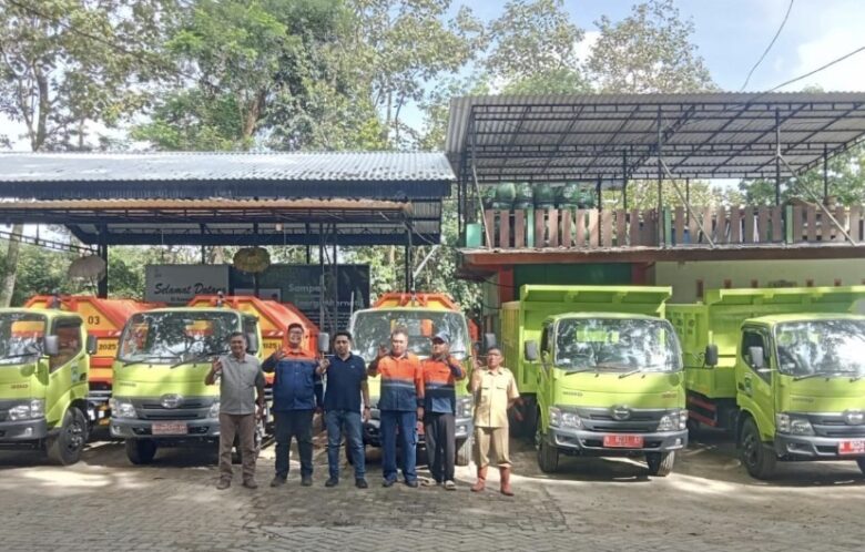 Armada truk pengangkut sampah yang dimiliki oleh DLH Kabupaten Malang (DLH for blok-a)