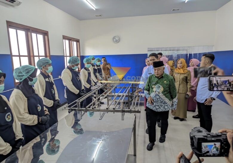 Bupati Malang, HM Sanusi bersama Sekretaris I Tim Percepatan MBG saat mengecek SPPG (blok-a.com / Yogga Ardiawan)