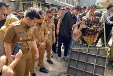 Wakil Gubernur Jatim, Emil Dardak saat meninjau drainase Suhat, Kota Malang, Selasa (13/1/2026) (blok-a/Bob Bimantara Leander)