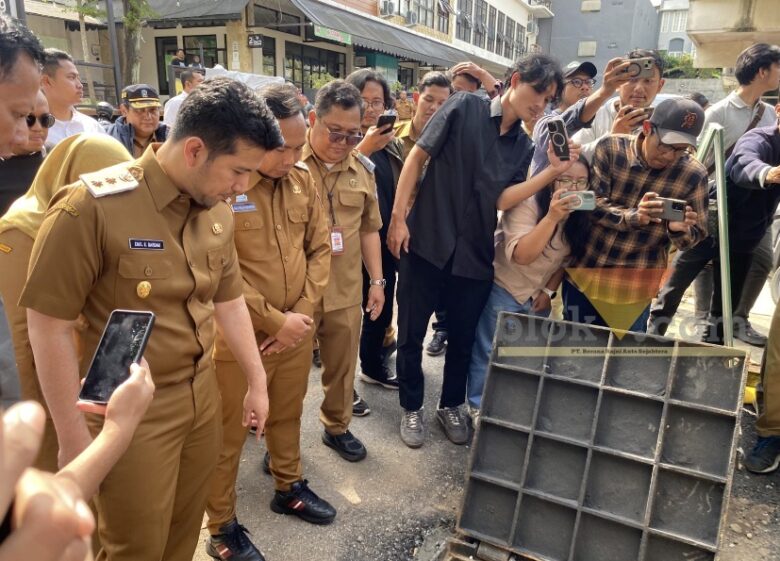 Wakil Gubernur Jatim, Emil Dardak saat meninjau drainase Suhat, Kota Malang, Selasa (13/1/2026) (blok-a/Bob Bimantara Leander)