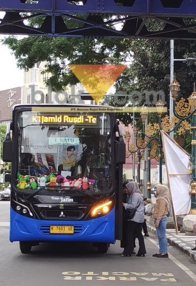 Bus Trans Jatim saat melewati koridor Kayutangan (blok-a.com / Yogga Ardiawan)