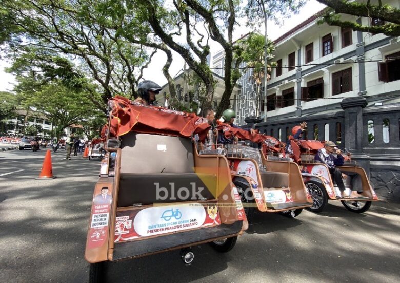 Becak listrik bantuan Presiden Prabowo telah disalurkan ke pengemudi becak di Kota Malang. (blok-a.com / M Berril Labiq)