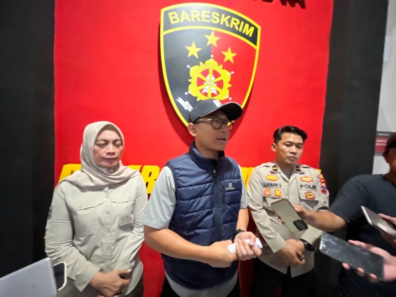 Kasatreskrim Polresta Malang Kota, AKP Rakhmad Aji Prabowo, saat diwawancara awak media. (blok-a.com / M Berril Labiq)