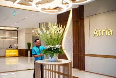 Staf Atria Hotel Malang menyempurnakan rangkaian bunga segar yang menyambut para tamu di lobi (foto: ist)