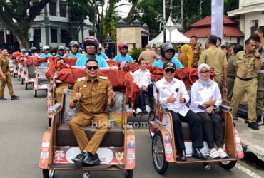 Wali Kota Malang, Wahyu Hidayat, bersama Ketua Yayasan Gerakan Solidaritas Nasional, Letjen TNI (Purn) Teguh Arief Indratmoko mencoba becak listrik bantuan dari Presiden RI. (blok-a.com / M Berril Labiq)