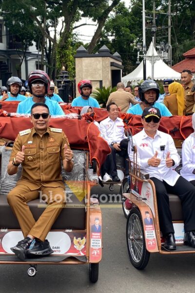 Wali Kota Malang, Wahyu Hidayat, bersama Ketua Yayasan Gerakan Solidaritas Nasional, Letjen TNI (Purn) Teguh Arief Indratmoko mencoba becak listrik bantuan dari Presiden RI. (blok-a.com / M Berril Labiq)