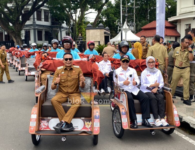 Wali Kota Malang, Wahyu Hidayat, bersama Ketua Yayasan Gerakan Solidaritas Nasional, Letjen TNI (Purn) Teguh Arief Indratmoko mencoba becak listrik bantuan dari Presiden RI. (blok-a.com / M Berril Labiq)