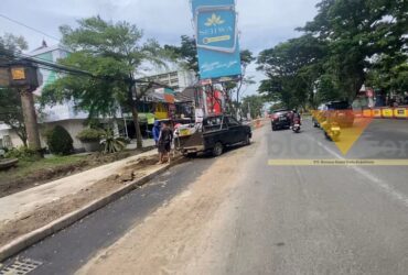 Proyek pembangunan drainase di Jalan Soekarno-Hatta (Suhat), Kota Malang, mengalami keterlambatan penyelesaian. Hingga Rabu (7/1/2026)
