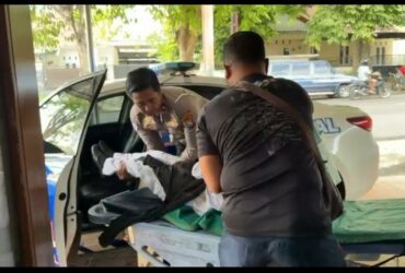 Caption : Kasat Lantas Polresta Banyuwangi, Kompol Elang Prasetyo saat memberikan pertolongan korban kecelakaan lalu lintas di depan Terminal Brawijaya, Banyuwangi. (Humas Polresta).