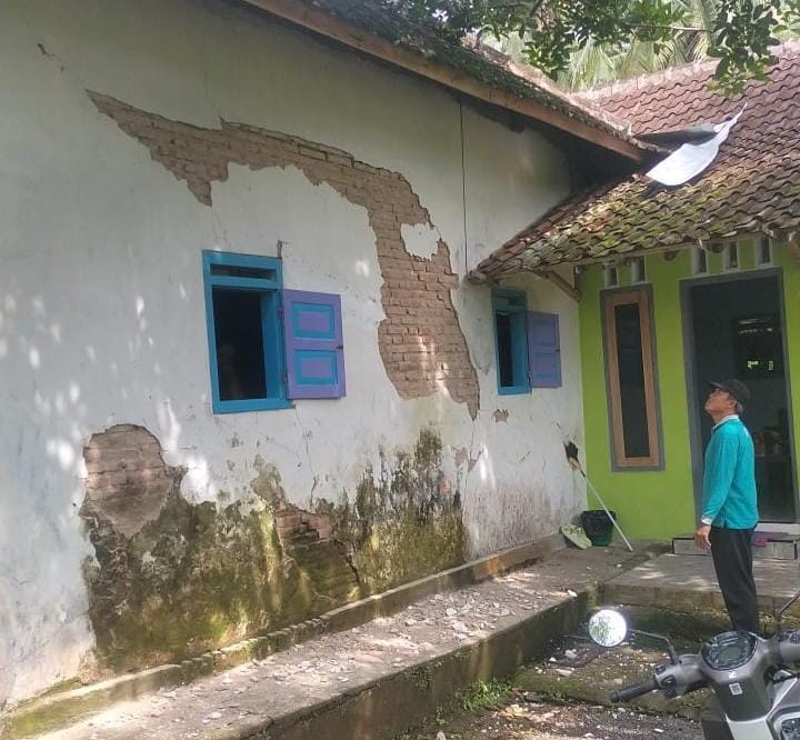 Gempa bumi berkekuatan magnitudo 5,7 mengguncang sejumlah wilayah di Kabupaten Malang, Selasa (27/1/2026) pagi.