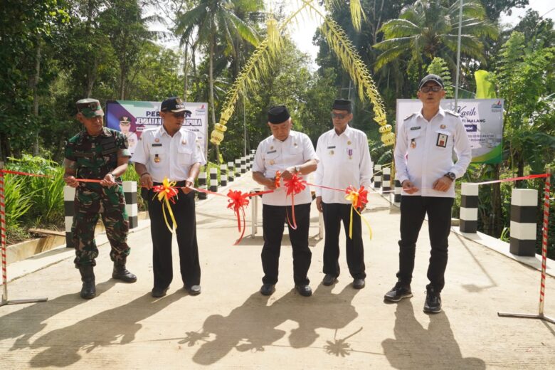 Bupati Malang saat resmikan Jembatan Madakaripura (pro)