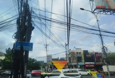 Penataan kabel udara yang dinilai masih semrawut di Kota Malang (blok-a.com / Yogga Ardiawan)