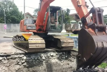 Dinas PUPR melakukan langkah cepat untuk memperbaiki jembatan ambrol yang menghubungkan Desa Sawentar dan Desa Bangle, Kecamatan Kanigoro. (blok-a.com/Fajar)