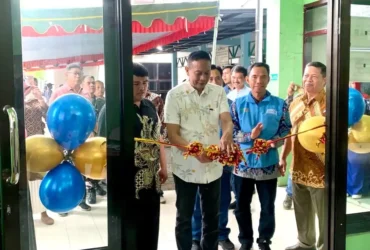 Wali Kota Malang Wahyu Hidayat saat meresmikan Gerai Koperasi Merah Putih Bunulrejo. (ist)