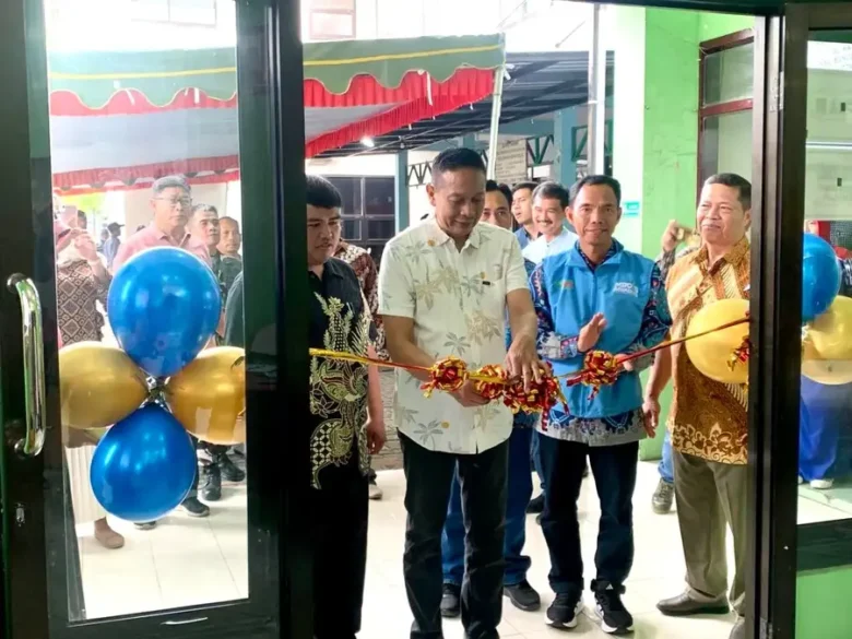 Wali Kota Malang Wahyu Hidayat saat meresmikan Gerai Koperasi Merah Putih Bunulrejo. (ist)