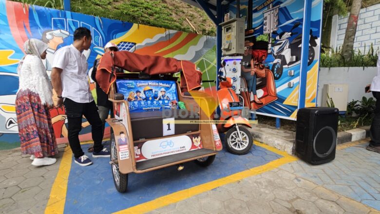 Pengisian becak listrik yang merupakan program strategis Presiden RI, Prabowo Subianto (blok-a.com / Yogga Ardiawan)