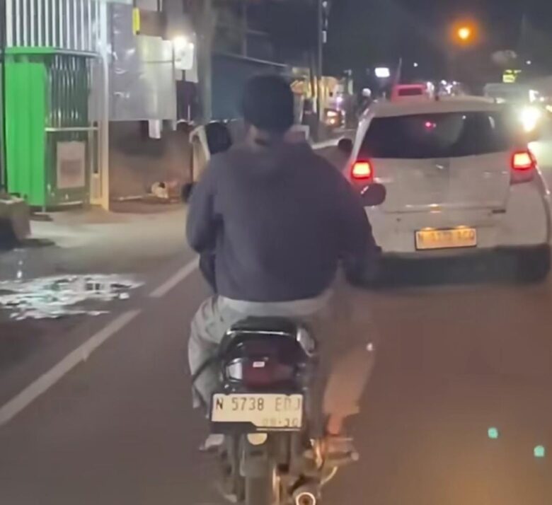 Pengendara yang diduga merokok di jalan raya yang viral di media sosial Instagram (tangkapanlayar)