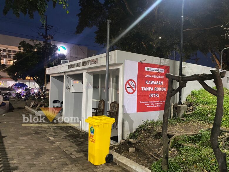 DLH Pasang Banner Imbauan dan Tambah Fasilitas Ruang Laktasi di Alun-alun Merdeka. (blok-a.com / M Berril Labiq)