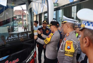 FOTO : Kapolres Blitar Kota, AKBP Kalfaris Triwijaya Lalo pimpun langsung ramp check terhadap kendaraan angkutan umum di Terminal Patria dan PIPP Kota Blitar. (blok-a.com/Fajar)
