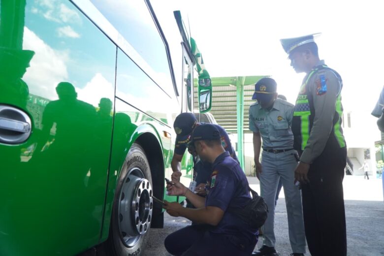 Rampcheck untuk memastikan keamanan bus (PolresMalang)