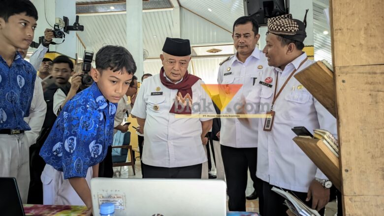 Bupati Malang, HM Sanusi saat mengunjungi sekolah di Kabupaten Malang (blok-a.com / Yogga Ardiawan)