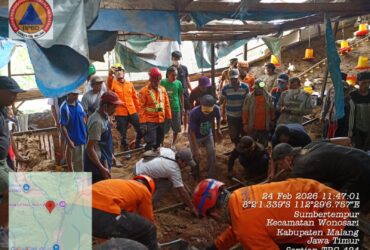 Proses evakuasi kandang ayam yang ambruk di Wonosari (BPBD)