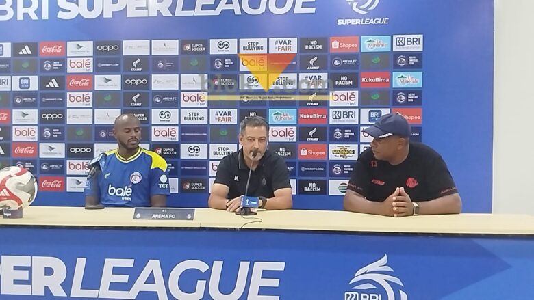 Pelatih Arema FC, Marcos Santos dalam konferensi pers saat melawan Persijap (blok-a.com / Yogga Ardiawan)