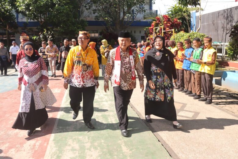 Bupati Malang, HM Sanusi saay melakukan kunjungan kerja ke sekolah yang ada di Kabupaten Malang (pro)