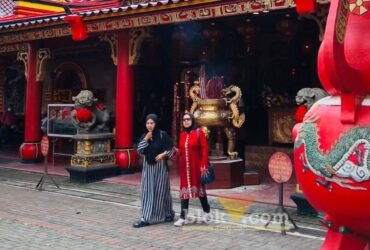 Potret warga muslim yang turut berkunjung ke Kelenteng Eng An Kion saat Perayaan Tahun Baru Imlek. (blok-a.com / M Berril Labiq)