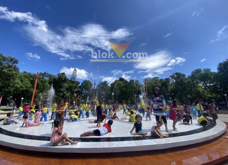 Akhir pekan, Alun-alun Merdeka Kota Malang Diserbu 2500 pengunjung. (blok-a.com / M Berril Labiq)