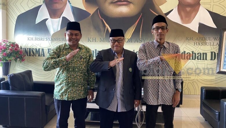 Rektor Unisma Prof Junaidi bersama Wakil Rektor III Muhammad Yunus, dan Wakil Rektor IV Hasan Zayadi. (blok-a.com / M Berril Labiq)