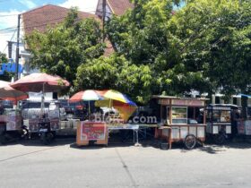 Pedagang Kaki Lima (PKL) kembali berjualan di kawasan Alun-alun Merdeka Kota Malang. (blok-a.com / M Berril Labiq)