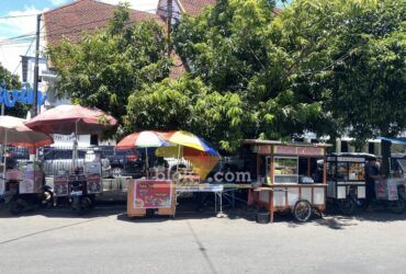Pedagang Kaki Lima (PKL) kembali berjualan di kawasan Alun-alun Merdeka Kota Malang. (blok-a.com / M Berril Labiq)