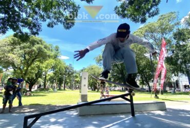 Izad, saat bermain skateboard di Skatepark Alun-alun Merdeka. (blok-a.com / M Berril Labiq)