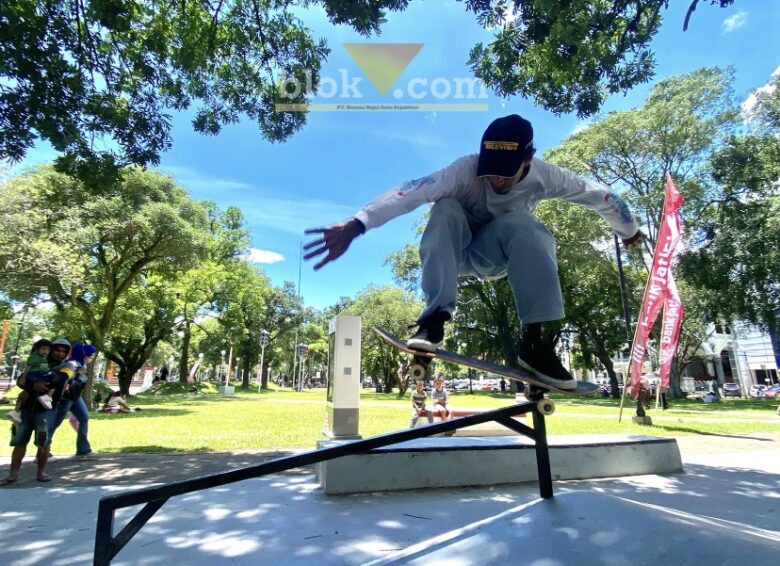 Izad, saat bermain skateboard di Skatepark Alun-alun Merdeka. (blok-a.com / M Berril Labiq)