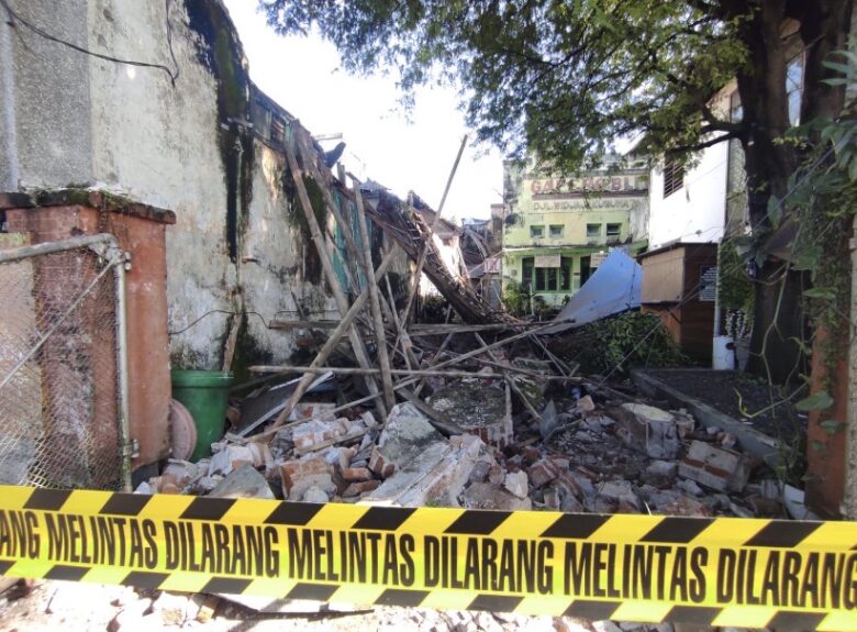 FOTO : Petugas mengevakuasi lokasi bangunan tua di Blitar yang roboh. (blok-a.com/Fajar)