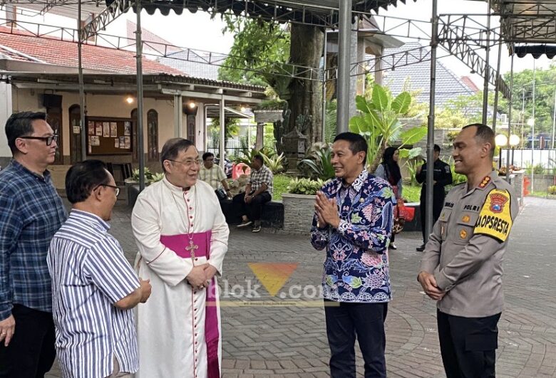 Wali Kota Malang, Wahyu Hidayat saat meninjau Gereja Katedral Ijen yang disiapkan sebagai titik singgah jamaah Mujahadah Kubro Harlah Satu Abad NU (blok-a.com / M Berril Labiq)