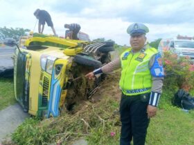Teks: Petugas PJR 3 Polda Jatim saat mengevakuasi dan olah TKP kecelakaan truk di ruas tol JoMo.(Dokumen PJR 3 Polda Jatim)
