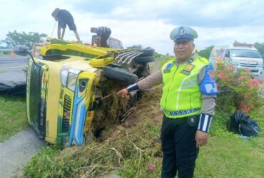 Teks: Petugas PJR 3 Polda Jatim saat mengevakuasi dan olah TKP kecelakaan truk di ruas tol JoMo.(Dokumen PJR 3 Polda Jatim)