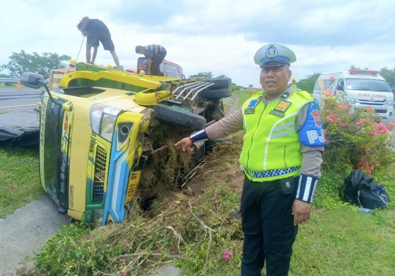 Teks: Petugas PJR 3 Polda Jatim saat mengevakuasi dan olah TKP kecelakaan truk di ruas tol JoMo.(Dokumen PJR 3 Polda Jatim)