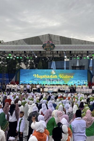 Mujahadah Kubro Puncak Hari Lahir Satu Abad NU di Stadion Gajayana, Kota Malang. (blok-a.com / M Berril Labiq)