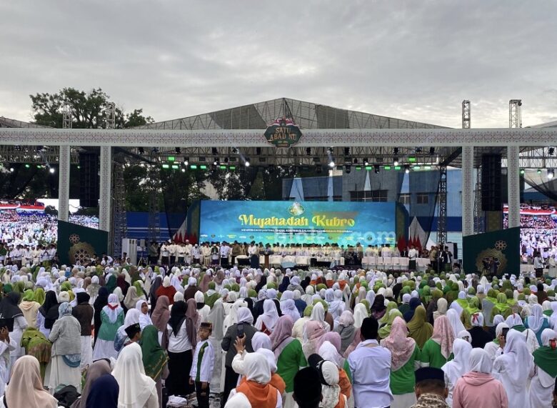 Mujahadah Kubro Puncak Hari Lahir Satu Abad NU di Stadion Gajayana, Kota Malang. (blok-a.com / M Berril Labiq)