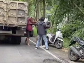 Pertikaian antara sopir dumptruck dengan pengendara di Pujon, Kabupaten Malang (tangkapanlayar)