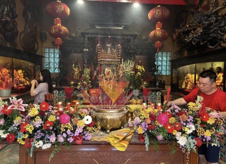 Suasana khidmat menyelimuti Kelenteng Eng An Kiong saat umat merayakan hari pertama Tahun Baru Imlek 2577 Kongzili. (blok-a.com / M Berril Labiq)