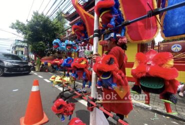 Mugiati, penjual mainan barongsai yang berjualan saat momen Perayaan Imlek di depan Kelenteng Eng An Kiong. (blok-a.com / M Berril Labiq)