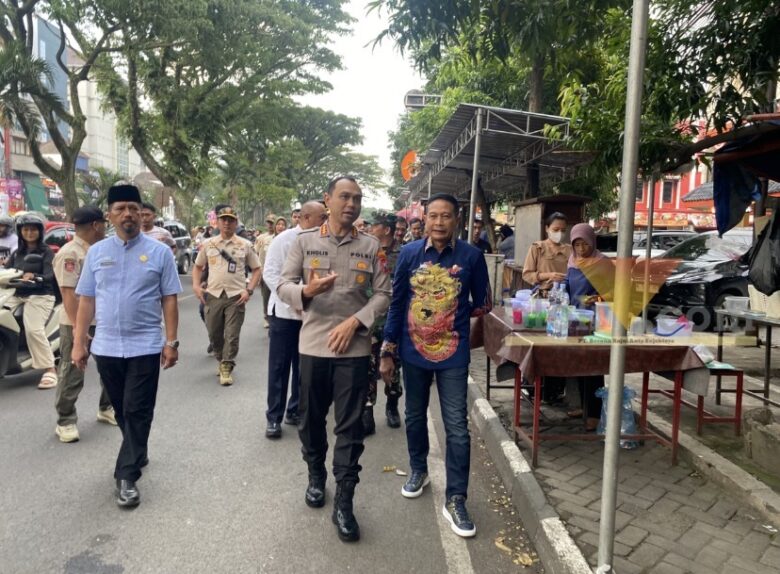 Kapolresta Malang Kota, Kombes Pol Putu Kholis saat meninjau lokasi trotoar di Jalan Suhat dijadikan tempat jual takjil (blok-a/Bob Bimantara Leander)