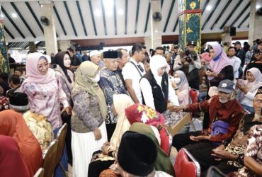 Gubernur Jawa Timur, Khofifah Indar Parawansa bersama Bupati Malang, HM Sanusi saat menyalurkan bansos di Pendopo Agung (pro)