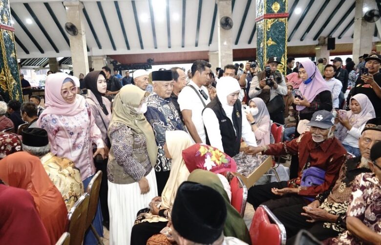Gubernur Jawa Timur, Khofifah Indar Parawansa bersama Bupati Malang, HM Sanusi saat menyalurkan bansos di Pendopo Agung (pro)