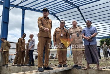 Wali Kota Malang, Wahyu Hidayat saat meninjau lahan untuk relokasi pedagang Pasar Induk Gadang. (blok-a.com / M Berril Labiq)